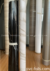Ruloda Paketlenmiş Yeni Mermer Tasarımı Yüzey Dekorasyonu İçin Kendine Yapışkan PVC Film