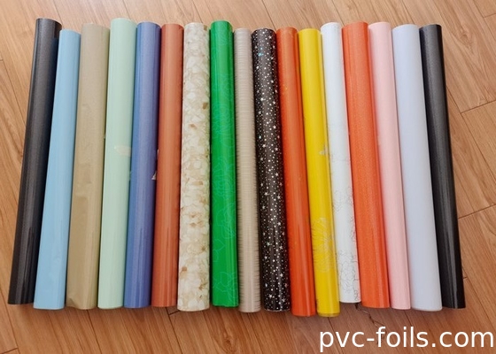 İç mekan yüzey dekorasyonu için renkli desenli kendi kendine yapışkan PVC film rulo