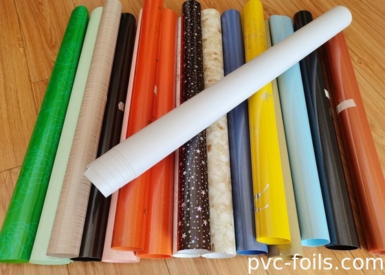 Ruloda Paketlenmiş Yüksek Parlaklıklı Mobilya Dekorasyonu İçin Renkli Kendi Yapıştırıcı PVC Filmi