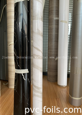Ruloda Paketlenmiş Yeni Mermer Tasarımı Yüzey Dekorasyonu İçin Kendine Yapışkan PVC Film